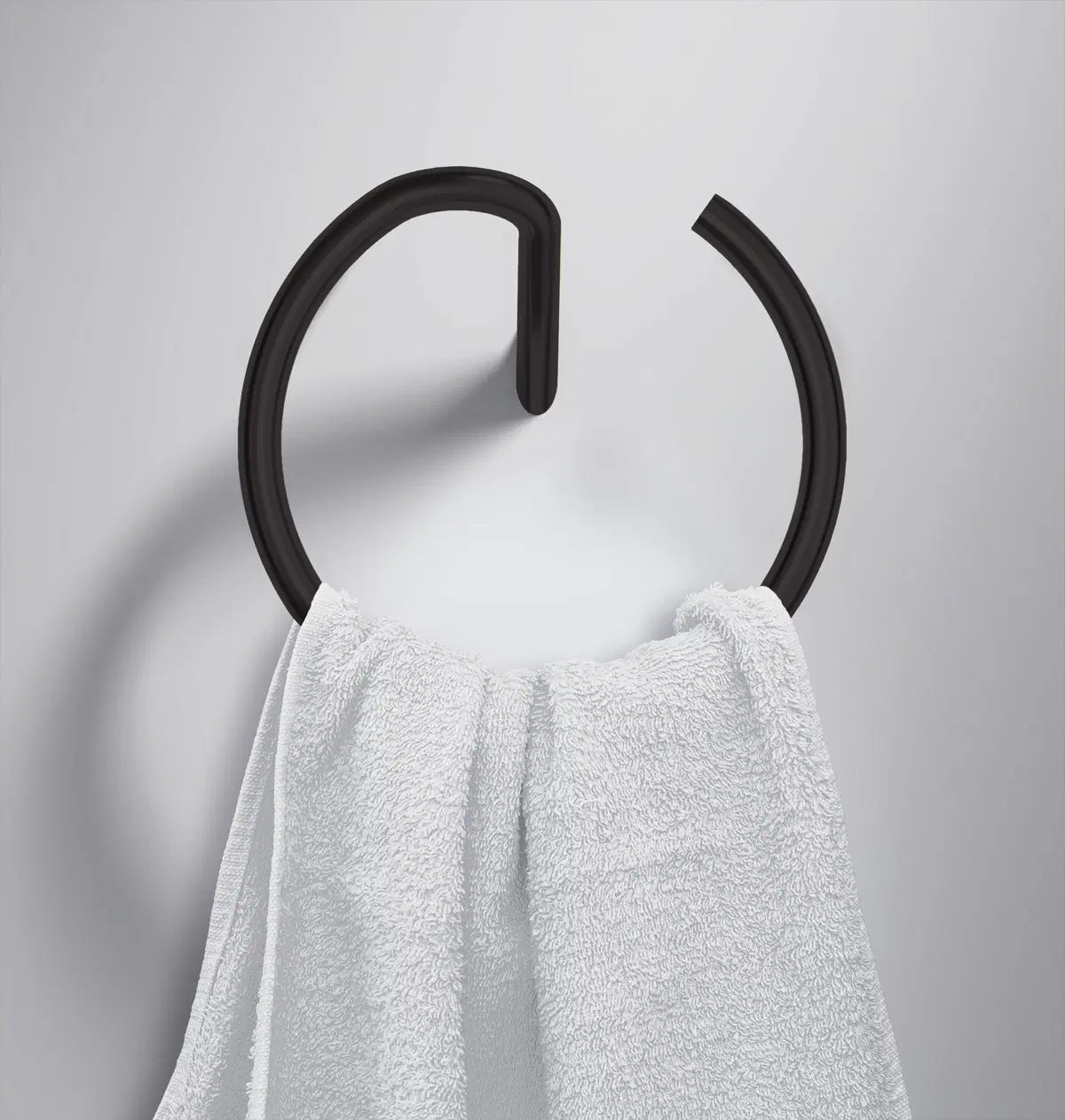 Moderner schwarzer Handtuchhalter mit weißem Handtuch in minimalistischem Design für stilvolle Badezimmer