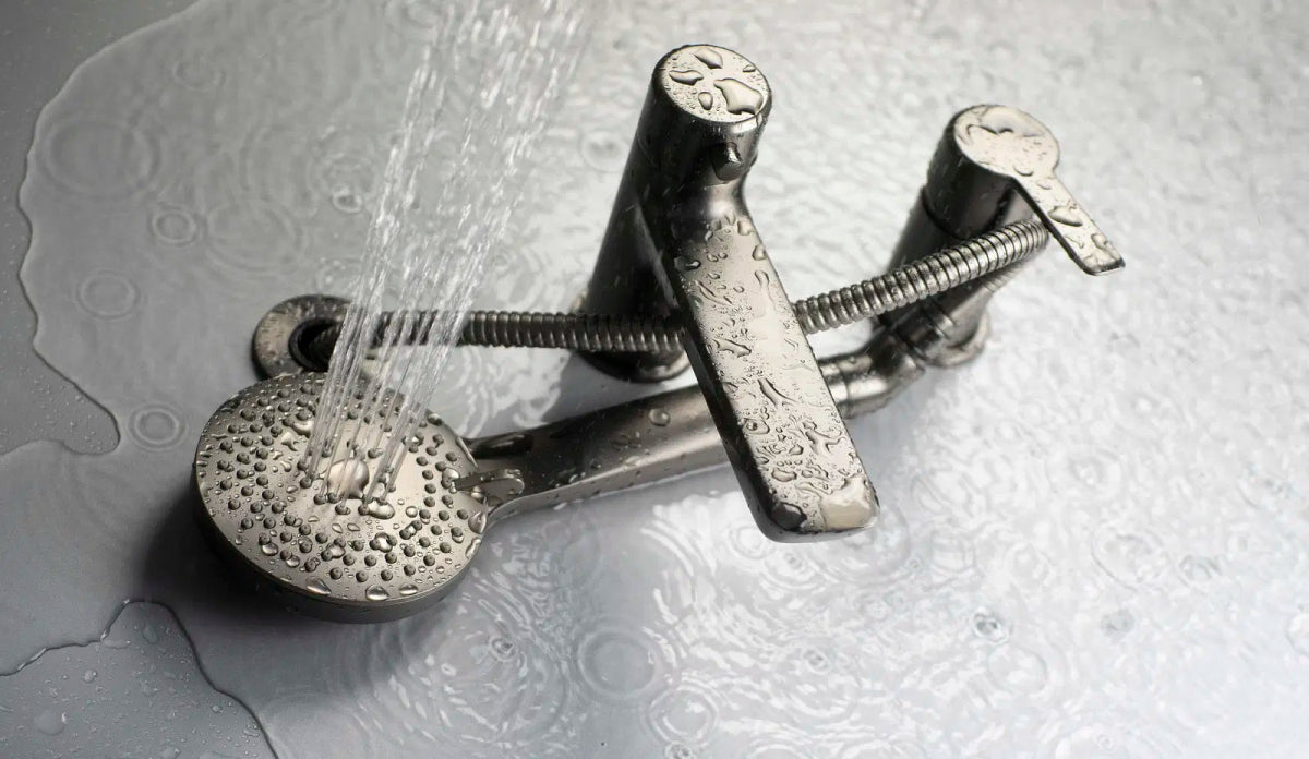 DEANTE Arnika 3 - Loch - Wannenarmatur mit Brausegarnitur // Titanium // BQA - D13M erhältlich bei Twoda Shop