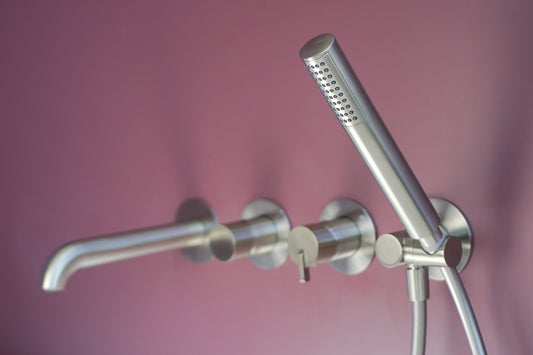 DEANTE Silia 4 - Loch - Wannenarmatur mit Brausegarnitur Unterputz // gebürsteter Stahl // BQS - F18P erhältlich bei Twoda Shop