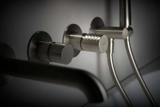 DEANTE Silia Hexa 4 - Loch - Wannenarmatur mit Brausegarnitur Unterputz // gebürsteter Stahl // BHS - F18P erhältlich bei Twoda Shop