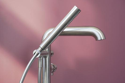 DEANTE Silia Wannenarmatur Freistehend mit Brausegarnitur // gebürsteter Stahl // BQS - F17M erhältlich bei Twoda Shop