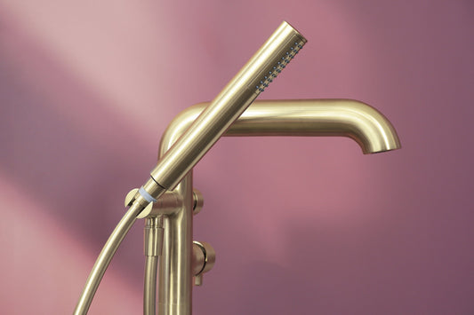 DEANTE Silia Wannenarmatur Freistehend mit Brausegarnitur // gebürstetes Gold // BQS - R17M erhältlich bei Twoda Shop