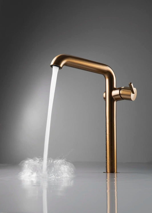 DEANTE Silia Waschtischarmatur hoch mit seitlichem Hebel // gebürstete Bronze // BQS - C24K erhältlich bei Twoda Shop